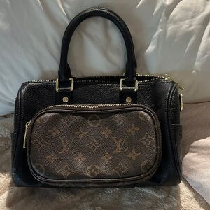 Gorgeous speedy style bag with front pocket!